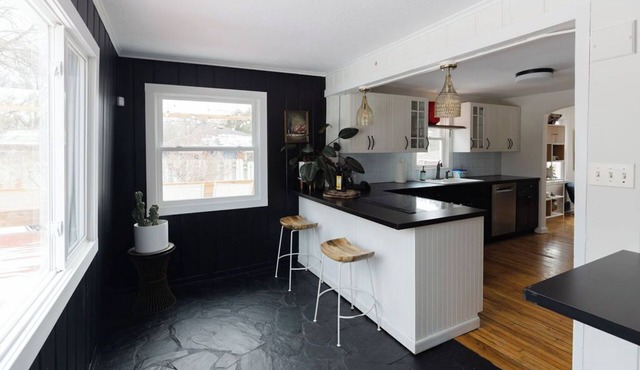 Charming & Cozy 2-Bedroom Retreat Near Lake Minnetonka – Perfect family place