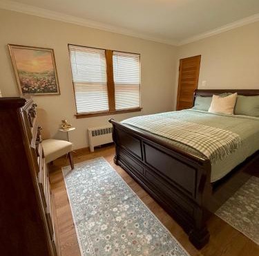 Charming Cozy 2 br 1 ba apt near Oak Park fast wifi near transportation