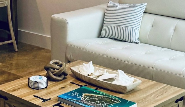 Charming Cozy Apt - Walk to Beach - Pool - Key Biscayne