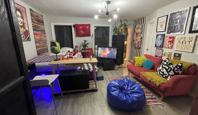 Charming COZY ARTSY Studio in Brownstone Gem w/priv BACKYARD PETS welcomed