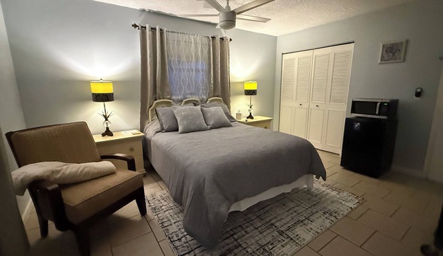 Charming & Cozy Bedroom with Bathroom. Private Entry. Fully Equipped!