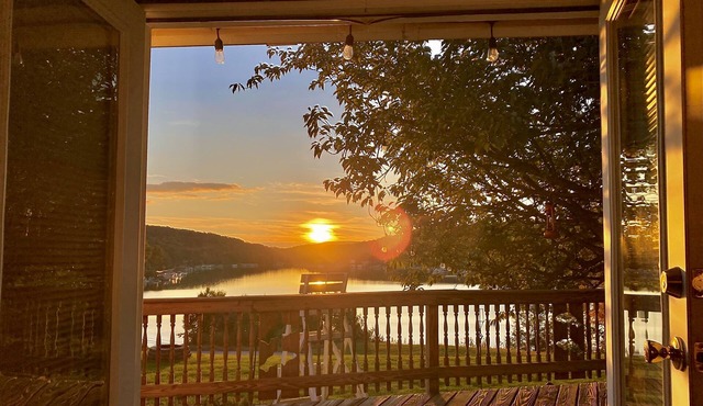 Charming & Cozy ~ Breathtaking Lake & Sunset Views