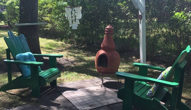 Charming cozy bungalo minutes to Niagara Falls adjacent to Canadian border