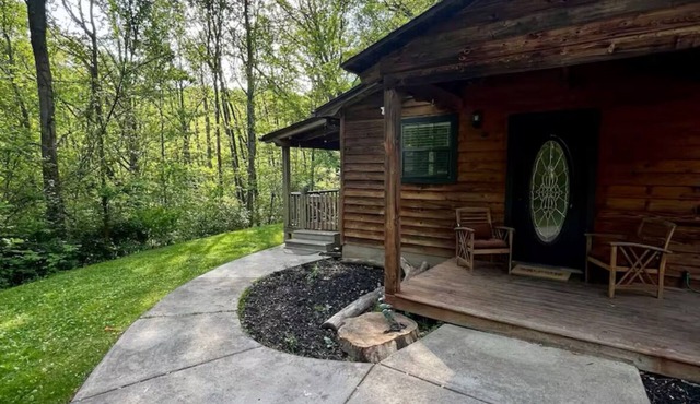 Charming Cozy Cabin in a PEACFUL MOUNTAIN setting w HOTTUB! Close to PigeonForge
