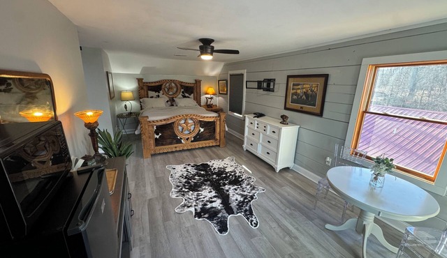 Charming Cozy Cabin Studio Close to Nashville with Great Tennessee Views