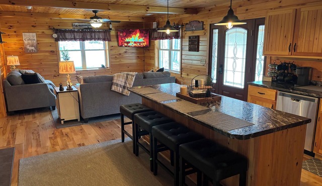Charming Cozy Cabin with breathtaking views in the heart of Hocking Hills