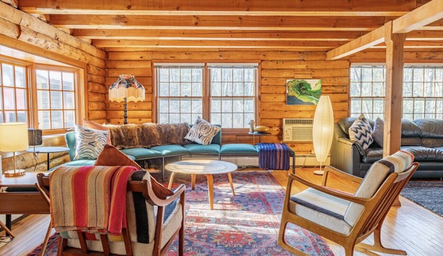 Charming & Cozy Cabin w/Screened Porch