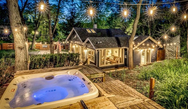 Charming Cozy Cabin with Hot-tub in Gary, Indiana