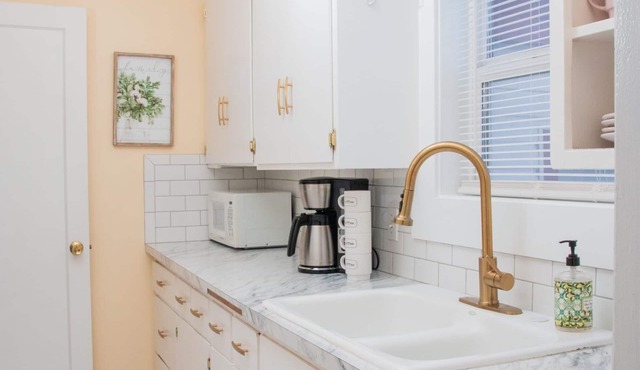 Charming cozy cottage on historic numbered streets