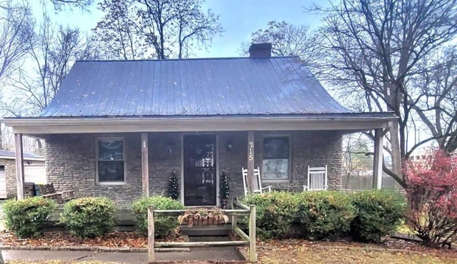 Charming & Cozy Cottage in Quiet Neighborhood