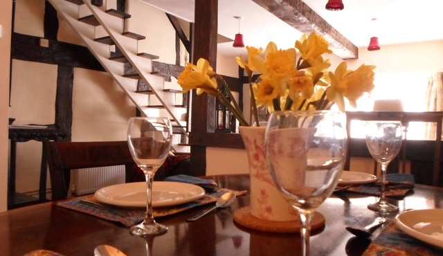 Charming cozy cottage fully updated within walking distance of shops and market