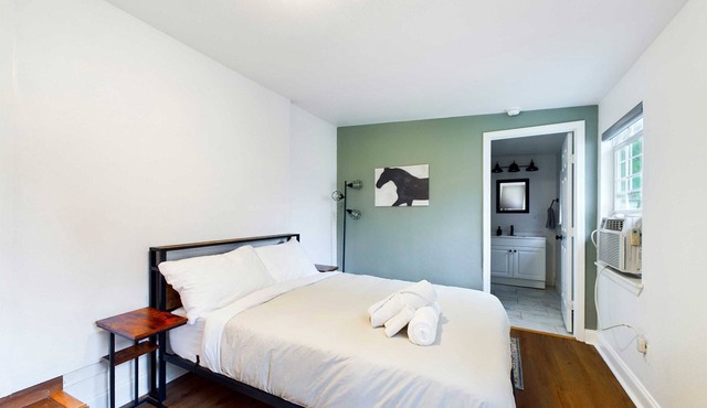 Charming & Cozy Fort Worth Home w/Yard, Near Downtown & Stockyards