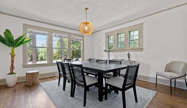 Charming, cozy home close to everything downtown! Perfect for large groups!