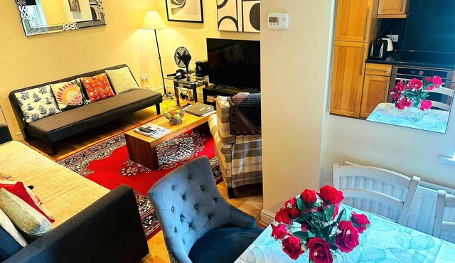 Charming Cozy Kensington Apartment with Character