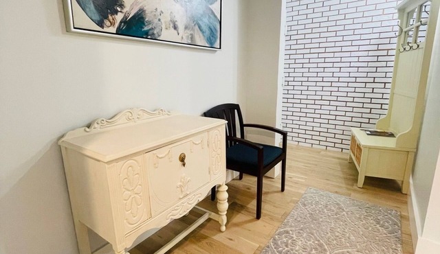 Charming Cozy Modern 2-Bedroom condo