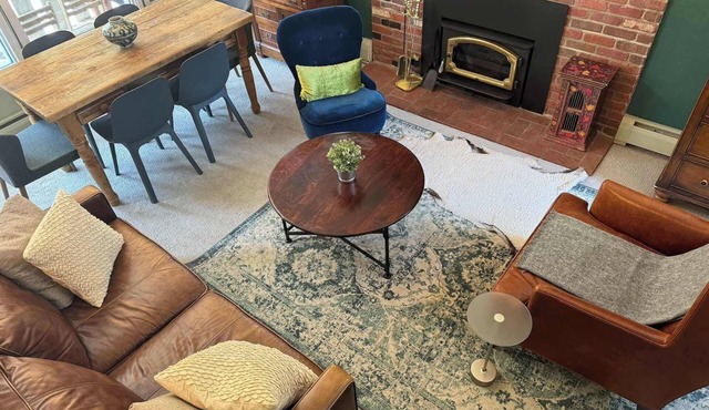 Charming Cozy Retreat: Your Home Away From Home.