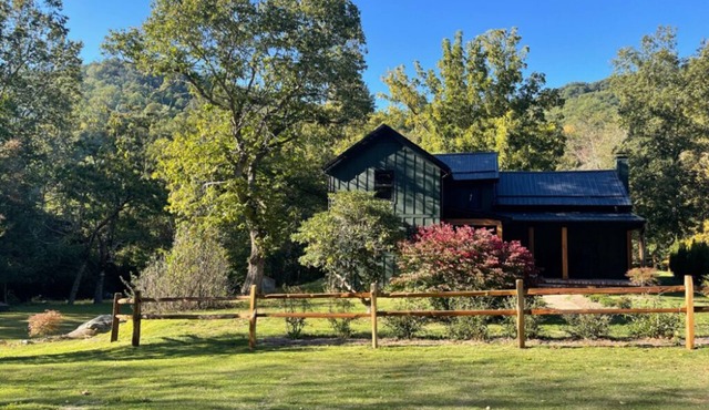 Charming cozy RIVERFRONT cottage on the Piney River. A little slice of heaven!