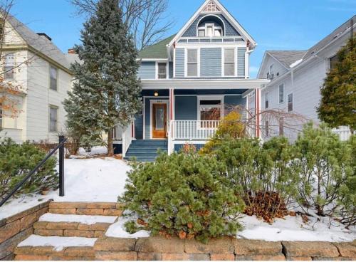Charming & Cozy Room in Uptown
