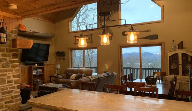 Charming, cozy, rustic Chalet. Hollywood Hills, OLD FORGE, NY