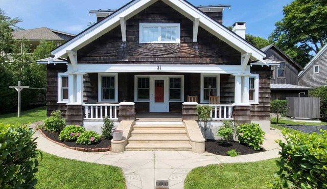 Charming, cozy spacious home within 1 mile walking distance to Oak Bluffs