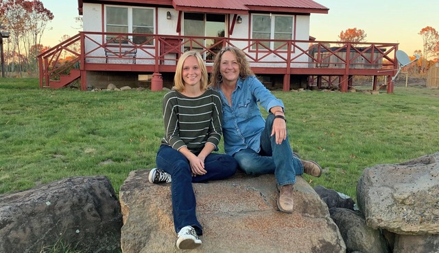 Charming & cozy spacious farmhouse with beautiful views & near lakes and trails!