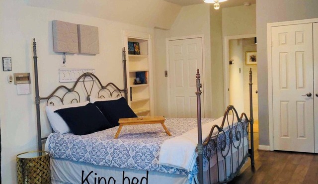 Charming Cozy studio in Sugar Land TX with AC, small pets ok.