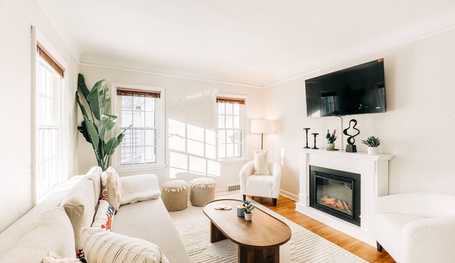 Charming, cozy urban cottage by Como & MN State Fair with Renovated rustic den