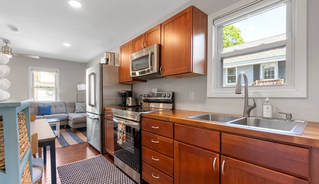 Charming Cozy Cabin B/Walk to Shops, Beach & OOB Pier/Superhost