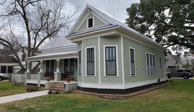 Charming & Cozy Victorian in Quiet Residential Setting