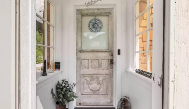 Charming, cozy, vintage house located in the historic Silver Valley.