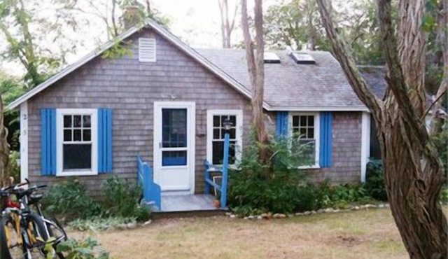 Charming & cozy Wellfleet cottage on quiet road 3/4 mile to beach.