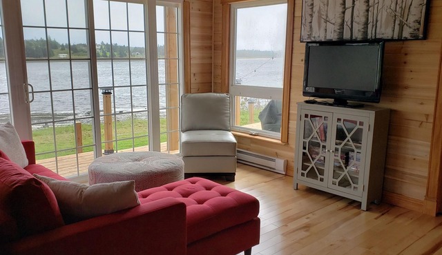 Charming craftsman cottage - tranquility on the bay!