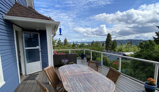 Charming Craftsman home w/stunning lake and mountain views! Great for families!