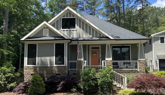 Charming Craftsman Retreat: Golf Course, Scenic River and Fine Dining