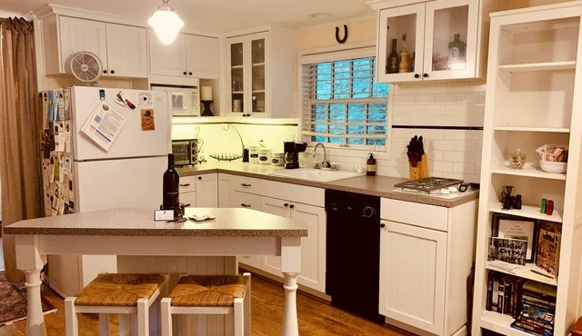 Charming Creekside Cottage! Relax in nature yet only a short walk to town!