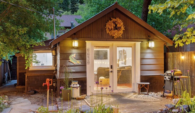Charming Creekside Cabin Near Sundance– Mountain Views & Family-Friendly Comfort