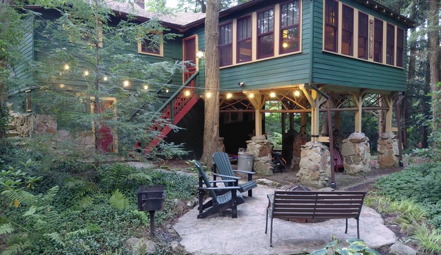 Charming Creekside Cottage Close to Hidden Valley/Seven Springs Resorts