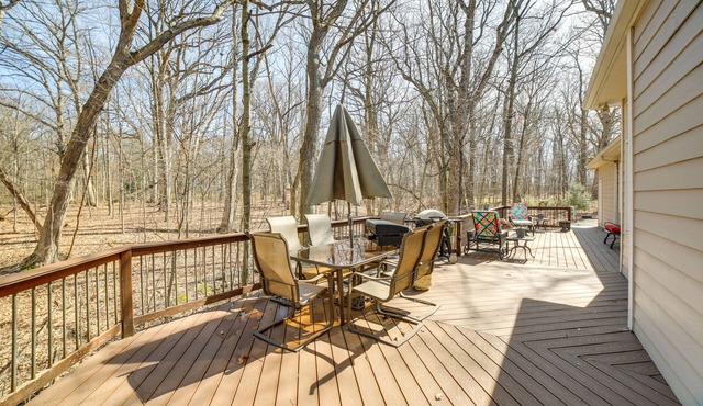 Charming Crete Home w/Hot Tub, Deck & Fire Pit