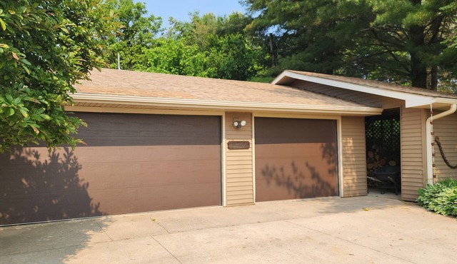 Charming Crow Hill Cottage in welcoming Richland Center with BLOSSOMING garden