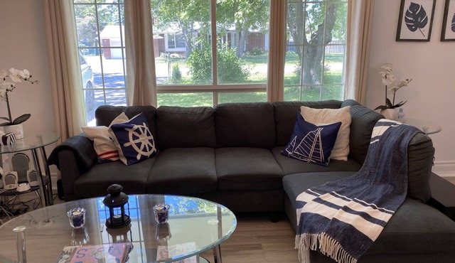 Charming Crystal Beach 3BR furnished Bungalow near the beach & restaurants.