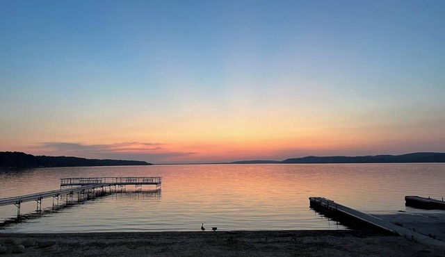 Charming Crystal Lake Cottage, Walk to Beach and Town, Ski Crystal Mountain