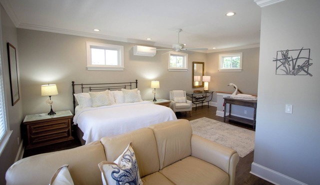 Charming Custom Carriage House on 40 Acres! Only 5 minutes to Beaufort's Bay St.