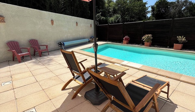 Charming detached house with swimming pool, set in lush greenery on the banks of the Allier.
