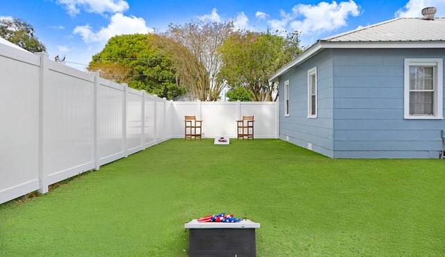 Charming Dade City - Backyard Oasis - Convenient to Tampa amenities