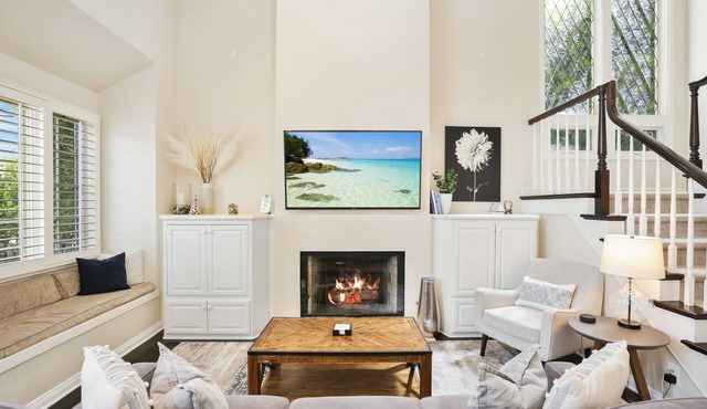 Charming Dahlia Cottage! 1/2 Mile Bike Ride to Beach/PCH, Garage w/Parking, Free Bikes