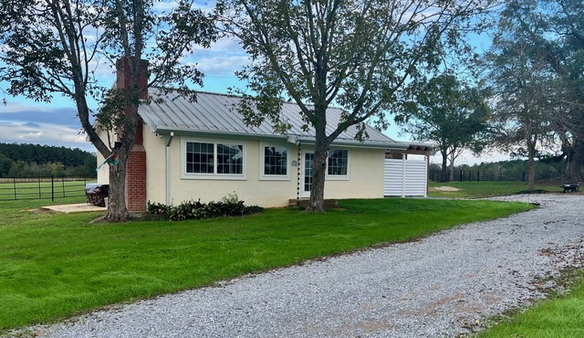 Charming dairy cottage & spacious grounds, fireplace, outdoor charcoal grill