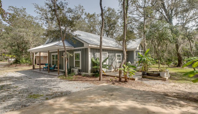 Charming Darien Hideaway w/Porch, Near Downtown!