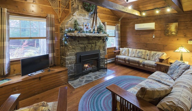 Charming Deck House amongst the Trees; Minutes To Hidden Valley/Seven Springs