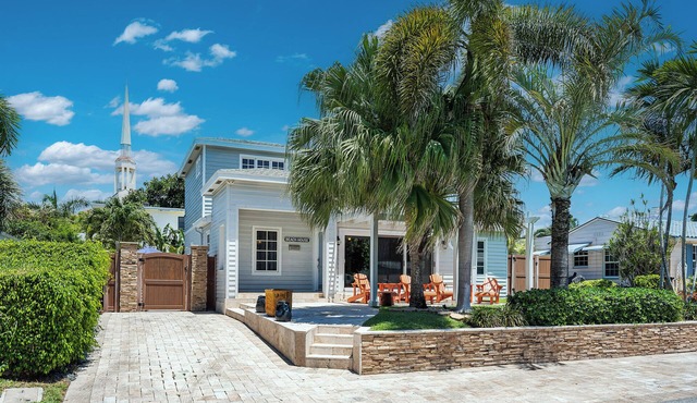 Charming Delray Beach House -Steps to Beach & Atlantic Avenue! VIP Beach Passes!