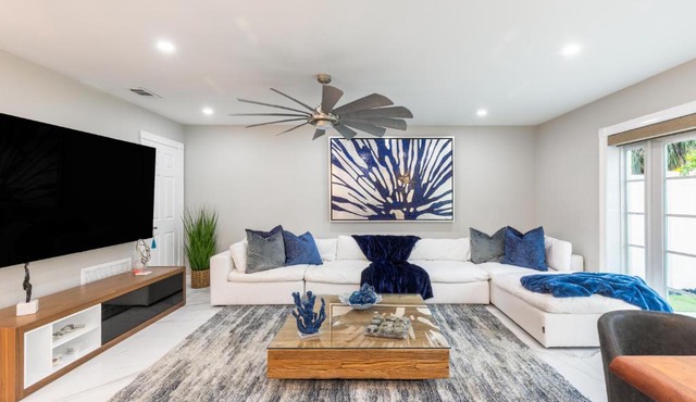 Charming Delray Beach Townhouse: 3BR/3BA & More!